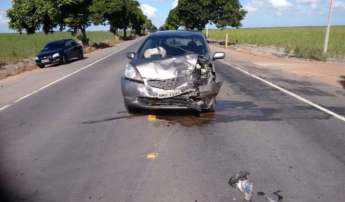 Dois veículos se envolvem em acidente na AL 220, em São Miguel dos Campos
