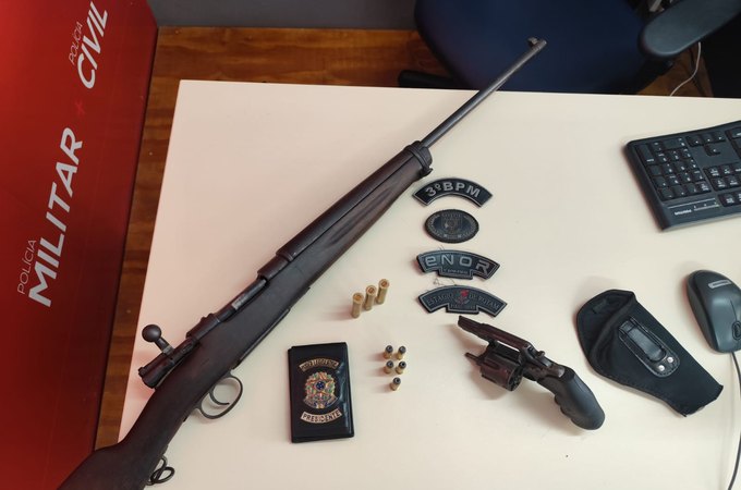 PM prende dois homens e realiza apreensão de armas de fogo que estavam em carro, em Craíbas