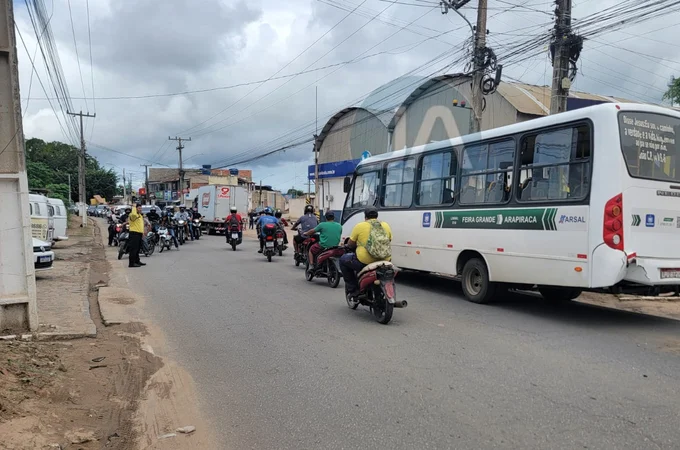Entregador colide moto em traseira de micro-ônibus da linha Feira Grande/Arapiraca no bairro Guaribas