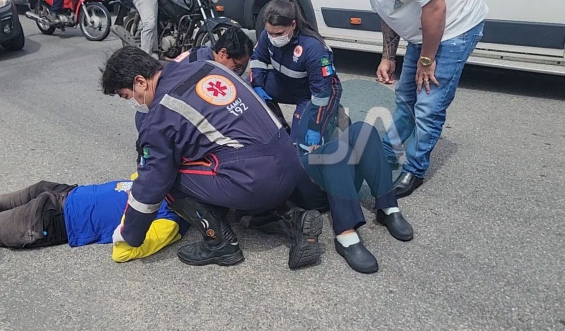 Conversão de carro termina com motociclista por aplicativo e passageira feridos no bairro Brasília