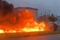 Caminhão com combustível tomba e pega fogo na BR-101; incêndio atinge casas e canal