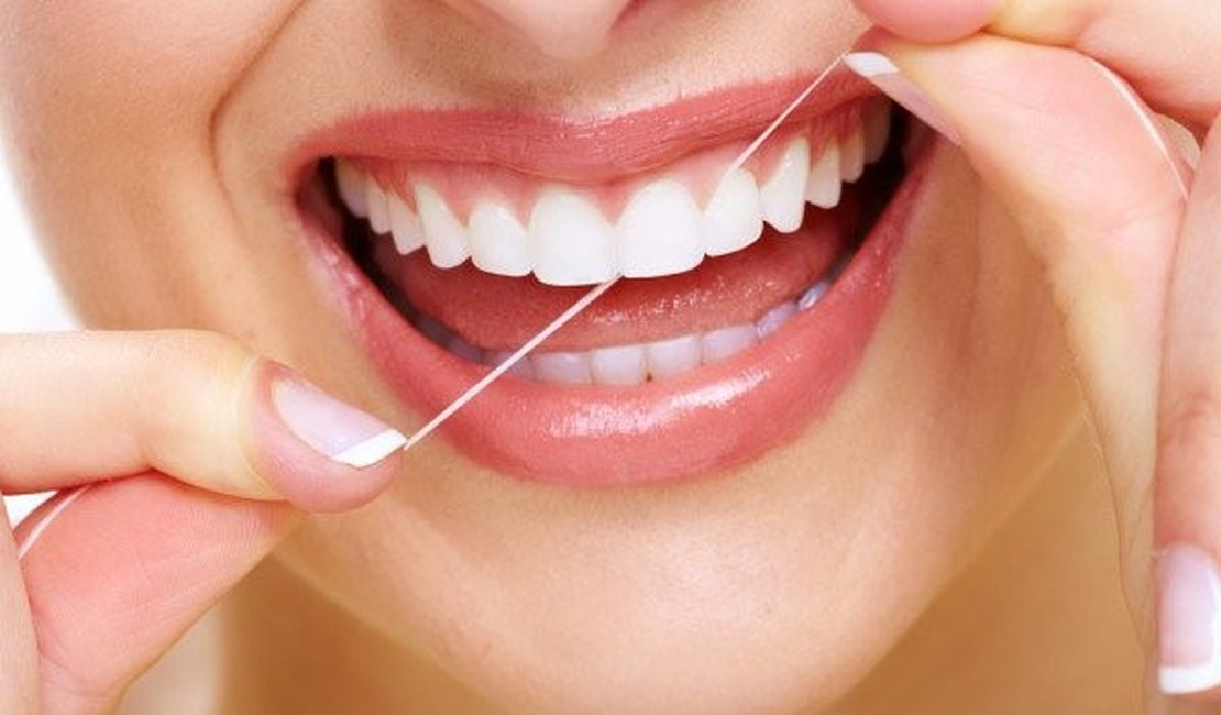 Saiba se o fio dental deve ser passado antes ou depois da escovação