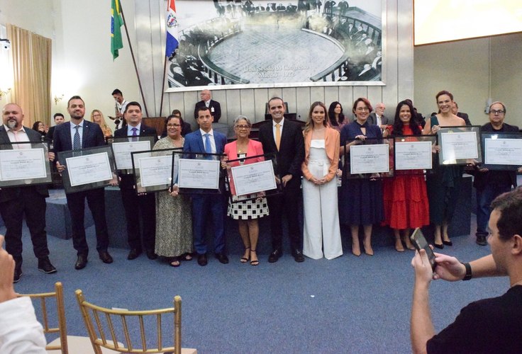 Assembleia homenageia autoridades com a comenda Fátima Pirauá