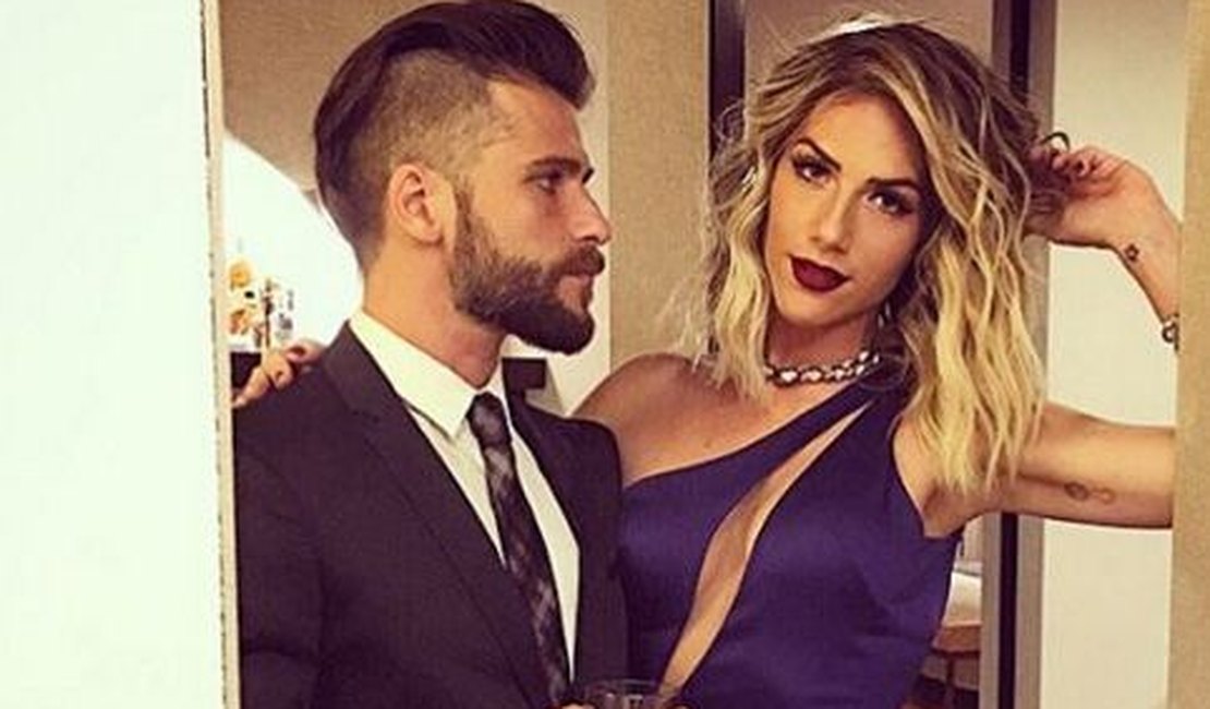 Bruno Gagliasso aperta bumbum de Giovanna Ewbank em pose para foto