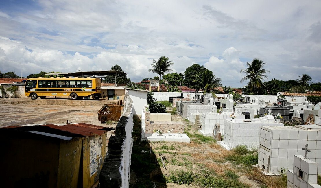 FPI interdita garagem da Prefeitura de Junqueiro; Restos de óleos e graxas são descartados em cemitério