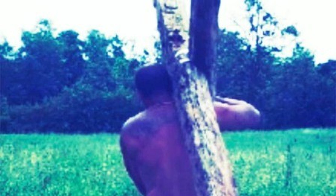 ‘Tal pai, tal filho’: pai de Justin Bieber agita web ao postar foto pelado