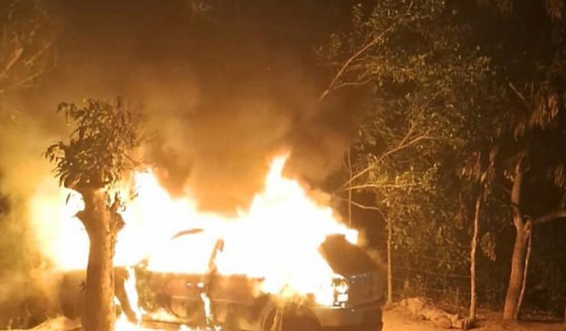 Carro de passeio fica destruído após pegar fogo em Branquinha (AL): 'Quase 100% de queima'