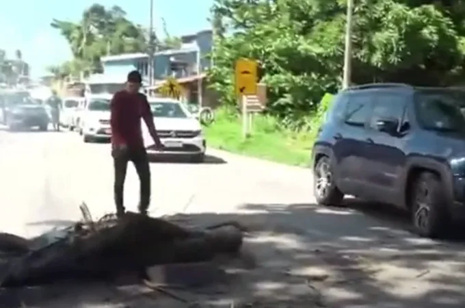 Familiares afirmam inocência de homem preso por estupro da própria filha e bloqueiam AL-101 durante protesto em Maceió