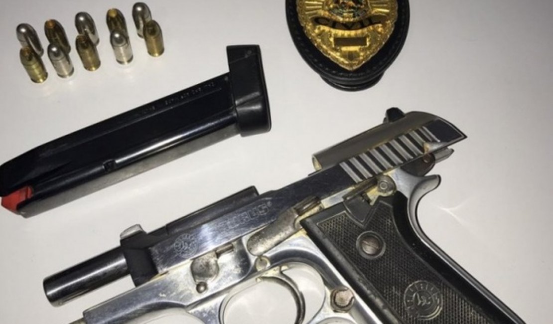 Polícia cumpre mandados, prende suspeito de roubo e apreende arma, em AL