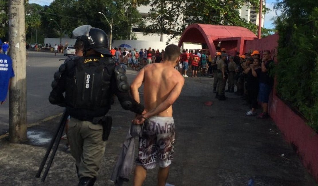 Vídeo: Briga entre torcidas do Sport e Santa Cruz deixa um ferido em Recife
