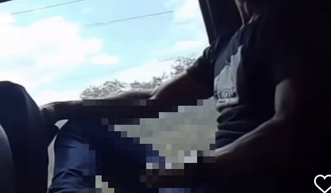 Mulher flagra homem cometendo ato obsceno dentro de van em viagem entre Arapiraca e Santana do Ipanema