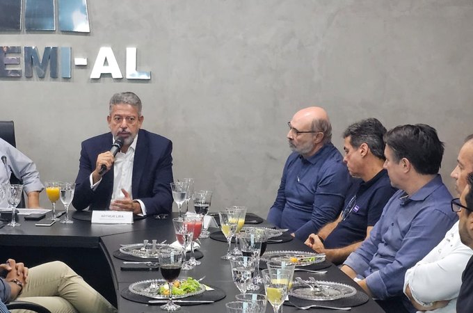 Arthur Lira defende justiça tributária em reforma do Imposto de Renda durante encontro com empresários da construção em Alagoas