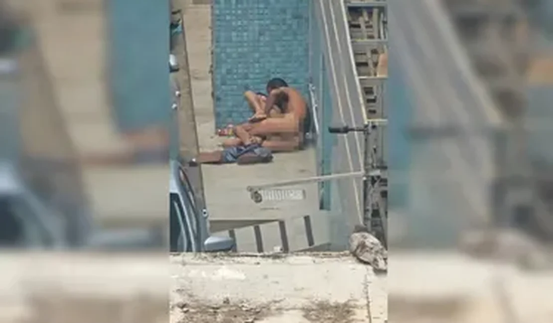 Casal em situação de rua é flagrado mantendo relação sexual em via pública