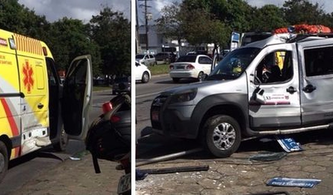 Bebê transportado em ambulância fica ferido após acidente na faixa azul