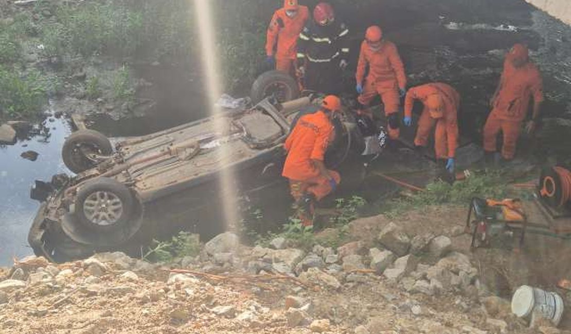 Carro cai de ponte em construção e deixa uma pessoa presa às ferragens, na AL 115, em Palmeira dos Índios