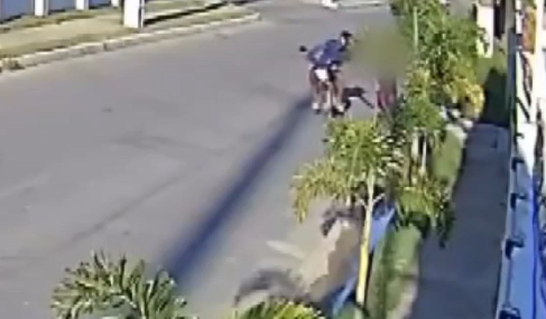 VÍDEO: Motociclista é flagrado importunando sexualmente mulher que fazia caminhada em Maceió