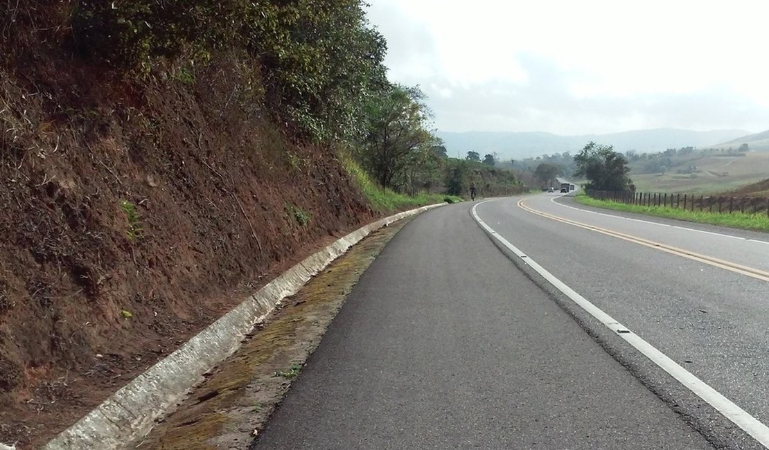 Trio em carro se aproxima e rouba moto de condutor na AL-110, em Arapiraca