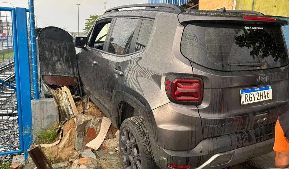 Carro colide com mureta do prédio da Vigilância Sanitária em Maceió