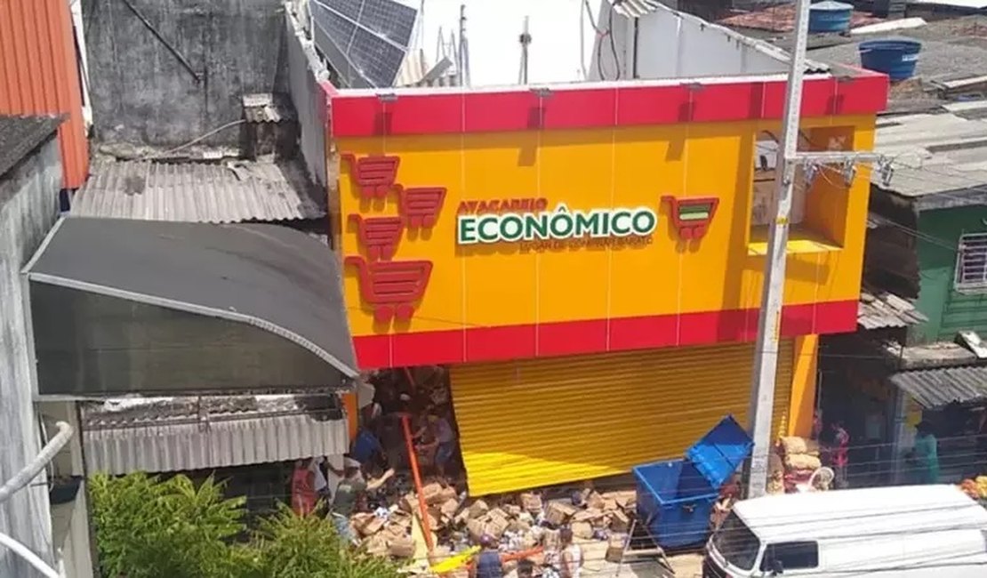 Duas pessoas morrem e seis ficam feridas após supermercado desabar antes da inauguração