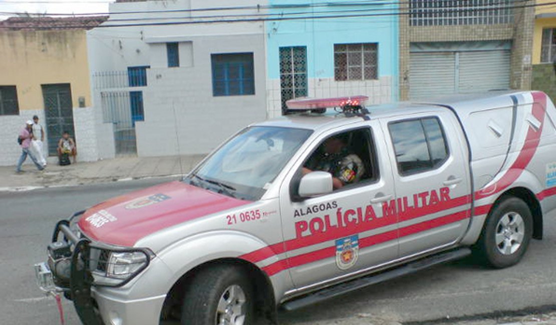 Vítima nega celular a assaltante e leva murro no rosto, em Maceió