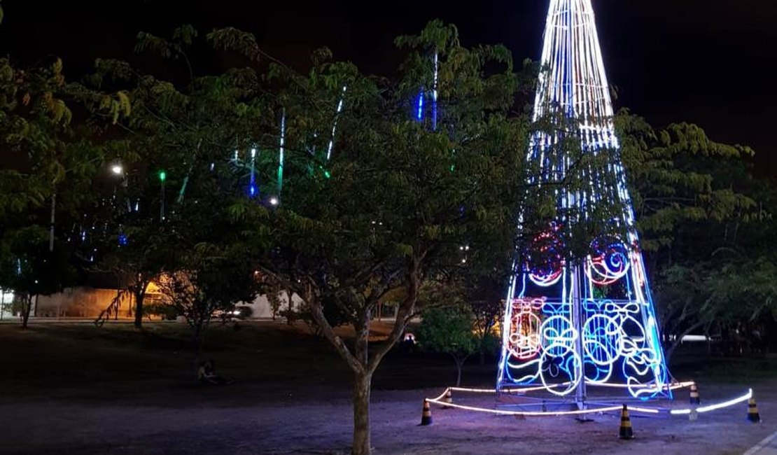 O silencioso acender das luzes de Natal em Arapiraca
