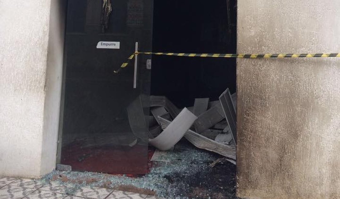 Bandidos ateiam fogo no Bradesco de Rio Largo