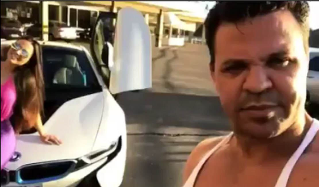 Cantor sertanejo se irrita com namorada que não agradeceu BMW de presente