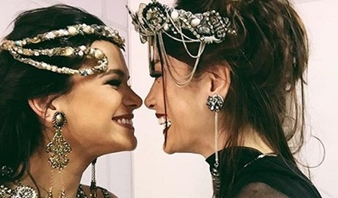 Bruna Marquezine ostenta decotão em foto com Maria Casadevall