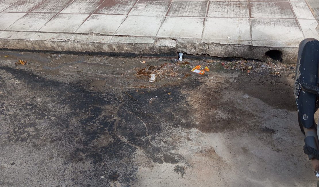 Cheiro ruim e sujeira: Moradores denunciam restaurante por despejar restos de comida na rua em Arapiraca