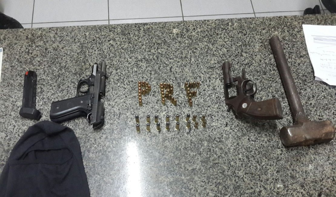 PRF prende dupla acusada de tráfico de armas em São Miguel dos Campos