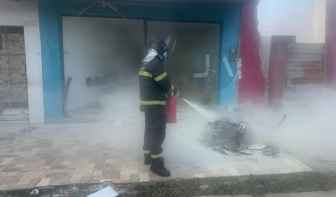 Fio de alta tensão cai, incendeia moto e por pouco não causa tragédia em Arapiraca; assista