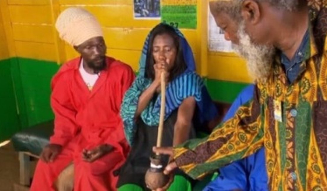 Glória Maria fuma maconha em reportagem