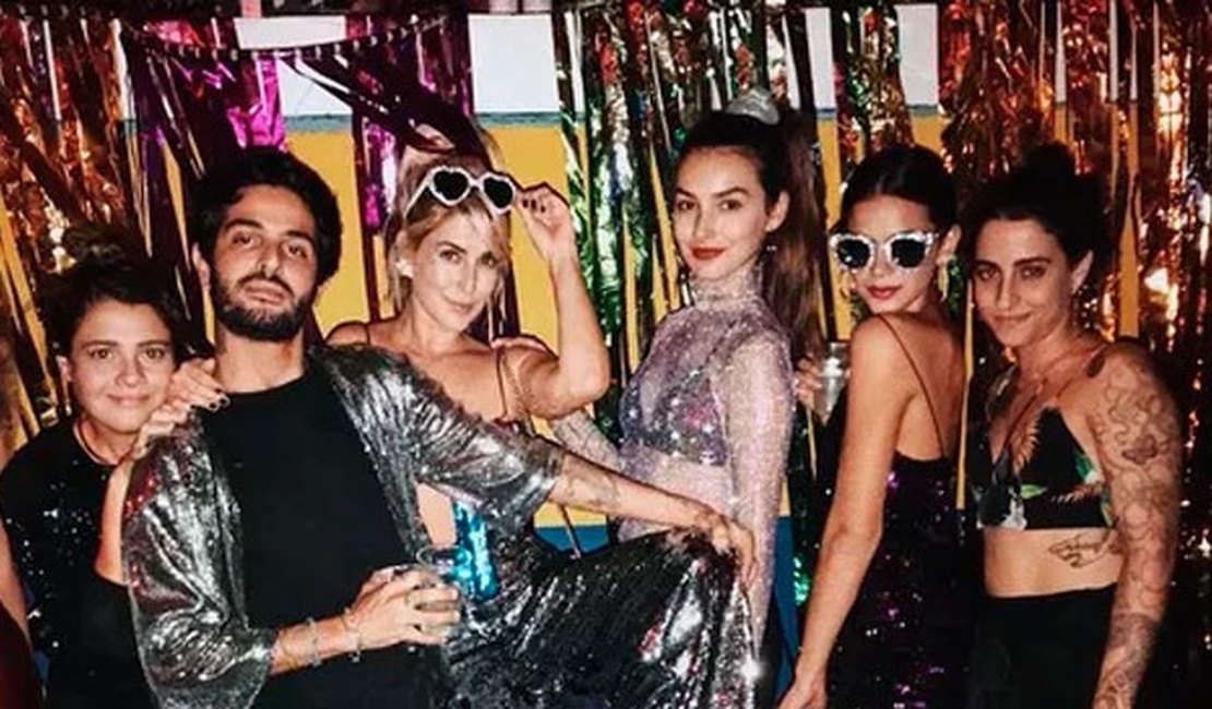 Bruna Marquezine brilha em festa disco com mini look