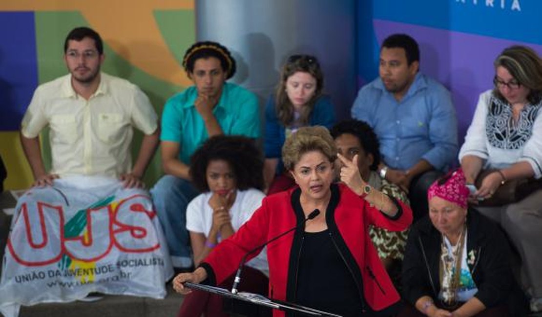 Dilma recebe apoio dos movimentos sociais e volta a defender a democracia