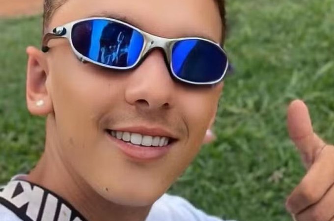 Influencer de 27 anos morre atropelado por caminhão após cair da garupa de moto
