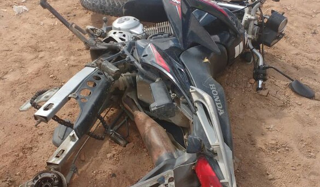 PM recupera moto roubada abandonada no bairro Boa Vista, em Arapiraca