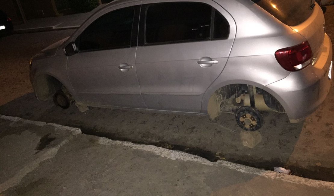 Carro tem rodas furtadas durante o Folia de Rua, em Arapiraca
