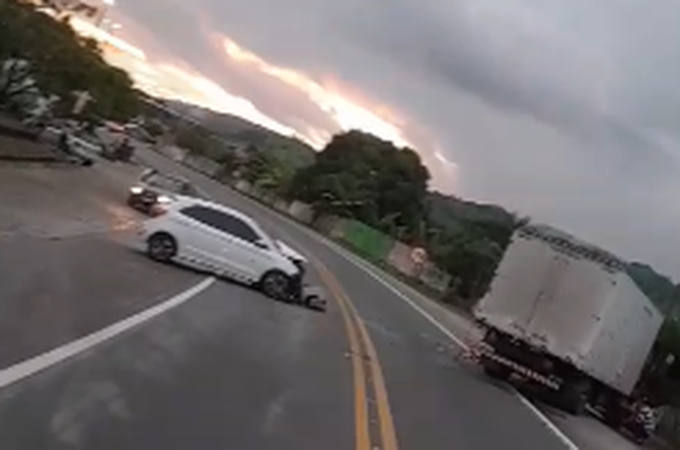 Batida entre caminhão-baú e carro deixa pessoa ferida em Maribondo