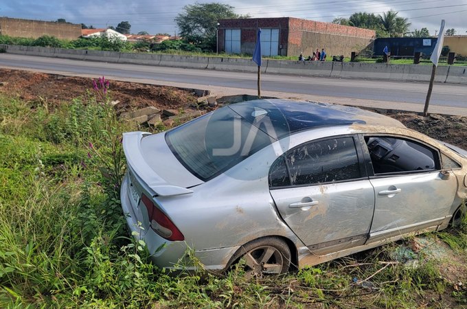 Carro com cinco pessoas capota ao passar por buraco na AL-220, em Arapiraca