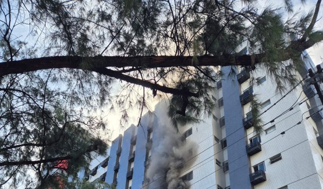 Incêndio atinge prédio em Boa Viagem na tarde deste sábado (5)