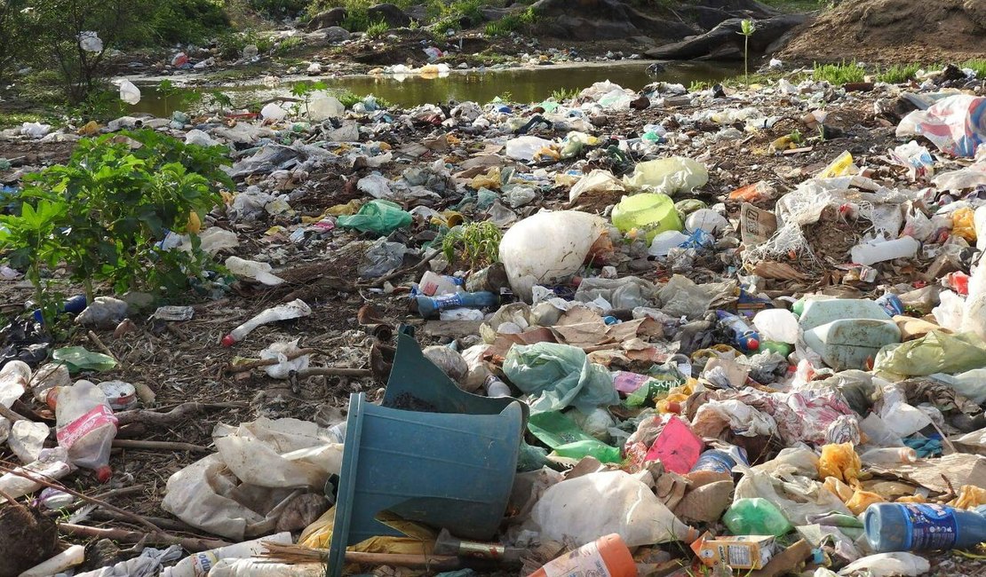 Moradores denunciam descarte de lixo às margens de rio em Traipu