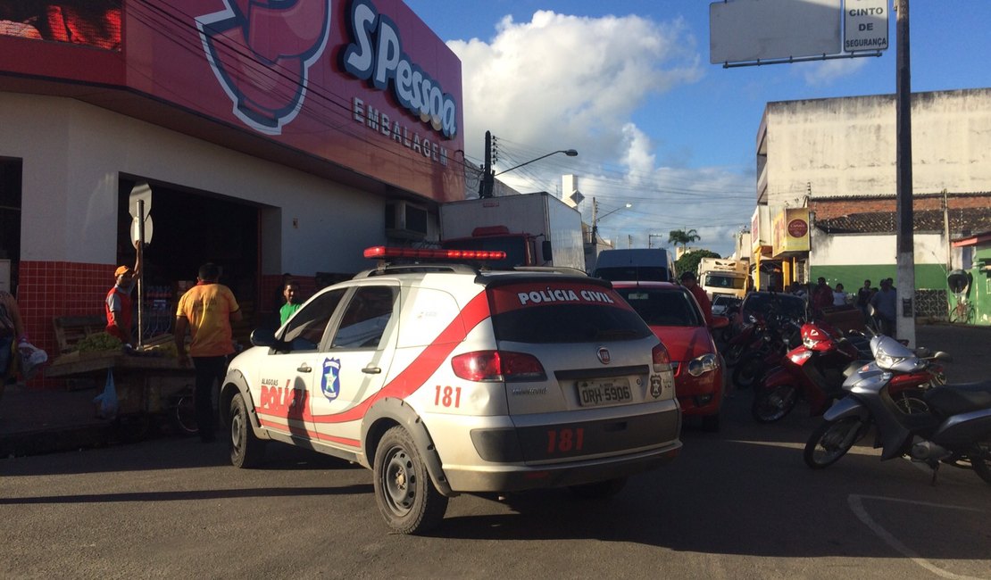 Operação da Polícia Civil fecha a Rua do Sol e apreende materiais irregulares, em Arapiraca