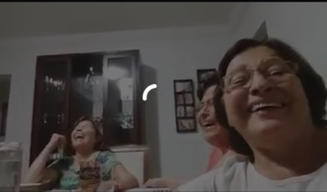 Grupo de senhoras tenta fazer selfie e vídeo ganha mais de 1 milhão de visualizações