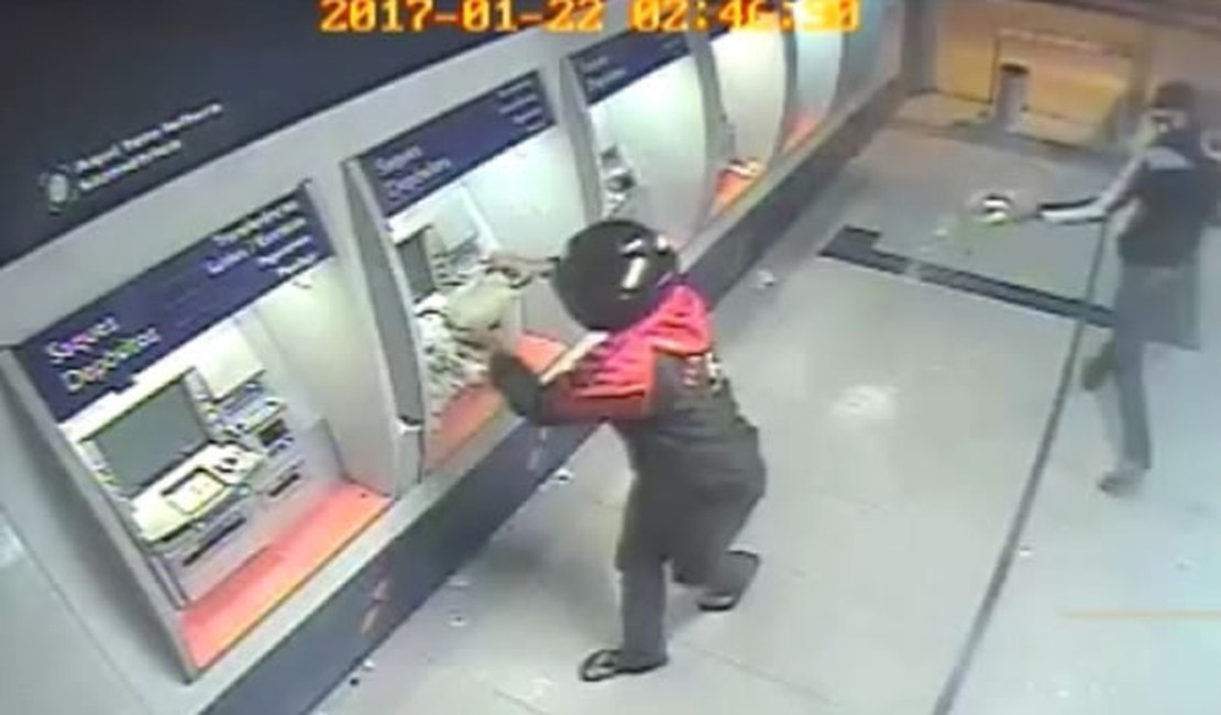 Vídeo mostra criminosos ateando fogo em agência bancária, em Arapiraca