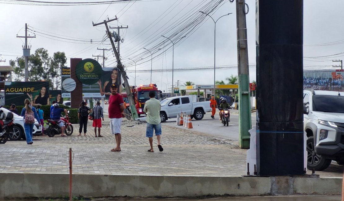 Carro colide com poste e provoca princípio de incêndio próximo à Unidade de Emergência do Agreste, em Arapiraca