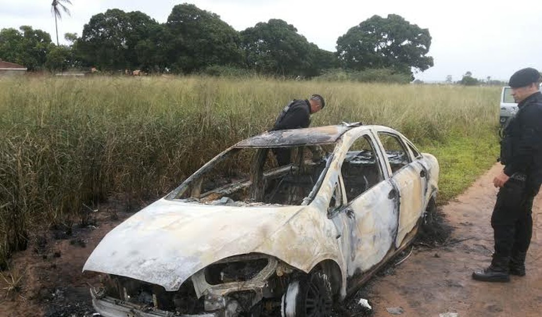 Veículo utilizado em assaltos é encontrado carbonizado em Arapiraca