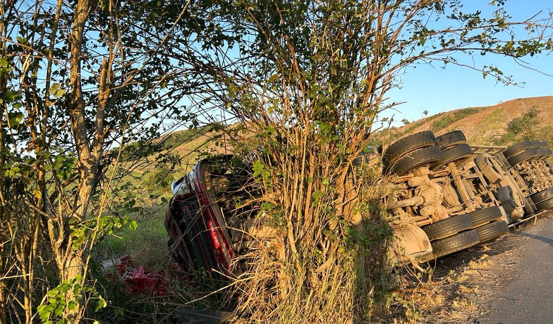 Carga de Coca-Cola é saqueada após motorista perder controle de caminhão e tombar em rodovia alagoana