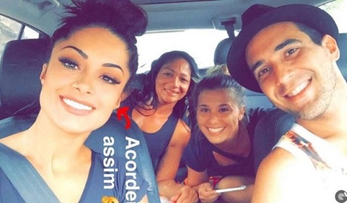 Na praia, Aline Riscado esconde André Marques em sessão de fotos