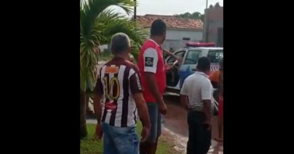 Vídeo Homem ateia fogo em residência e foge em viatura da PM Já é