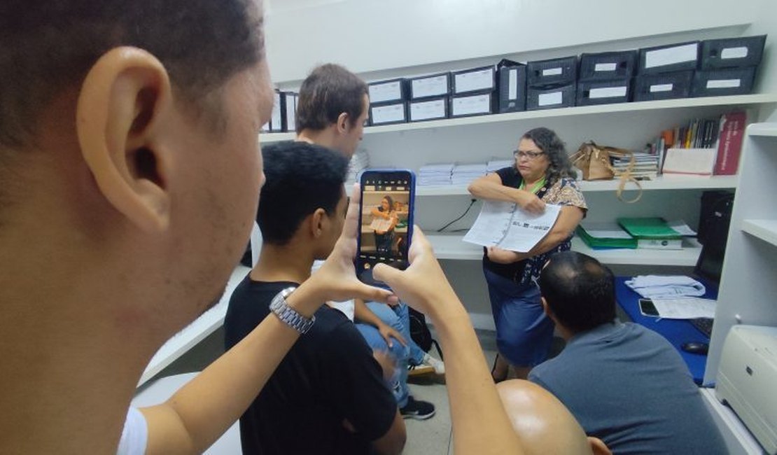 Estudantes de Medicina da Ufal visitam Núcleo de Epidemiologia do Hospital de Emergência do Agreste